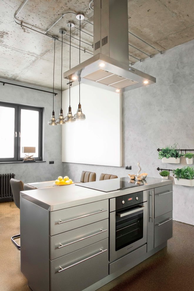 isola con piano cottura nell'interno della cucina