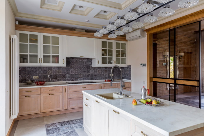 isola con lavello nell'interno della cucina