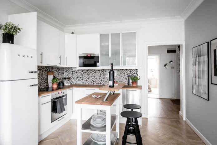 isola con bancone bar all'interno della cucina