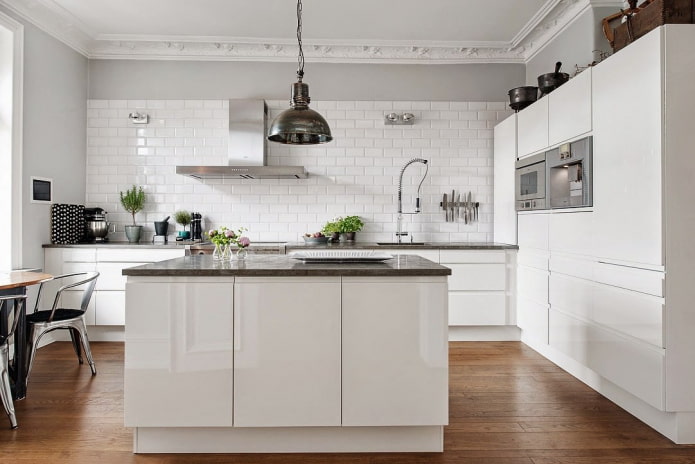 combinazione di colori dell'isola nell'interno della cucina