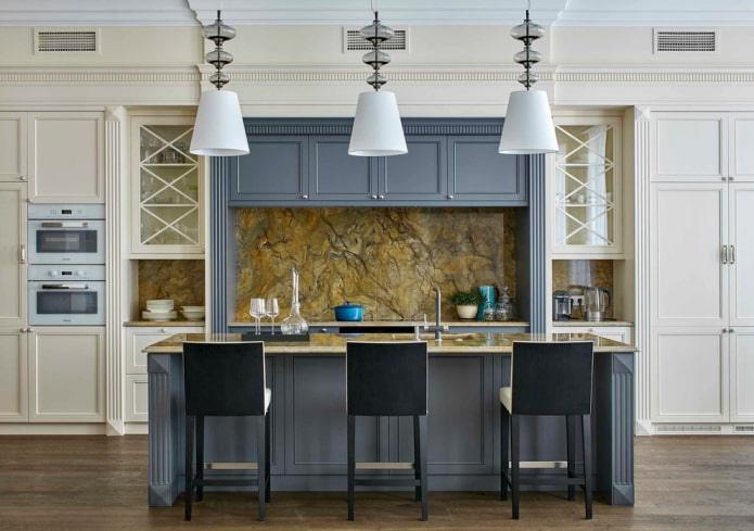 isola all'interno della cucina in stile neoclassico