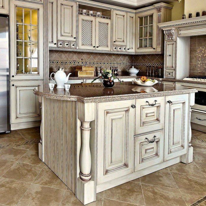 cucina bianca con patina scura