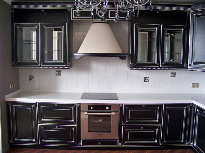 cucina nera con patina