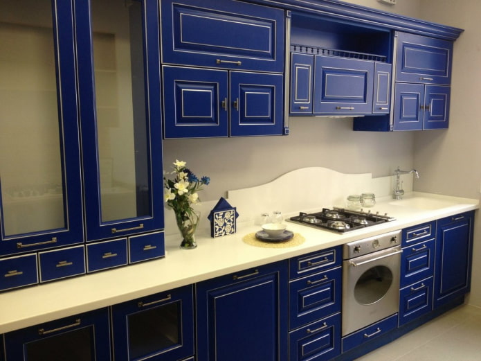 cucina blu con patina