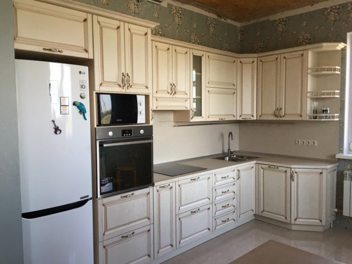 cucina beige in stile classico