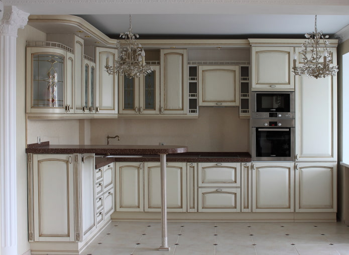 cucina beige con patina scura