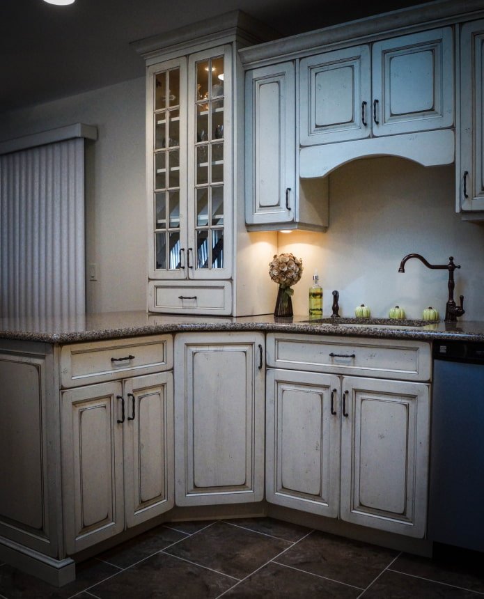 cucina angolare chiara
