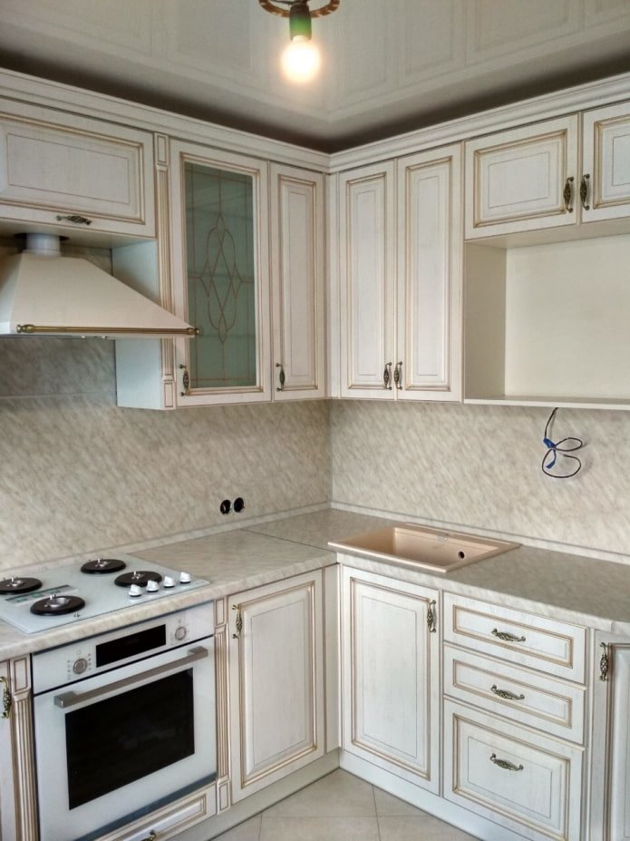 cucina ad angolo fino al soffitto