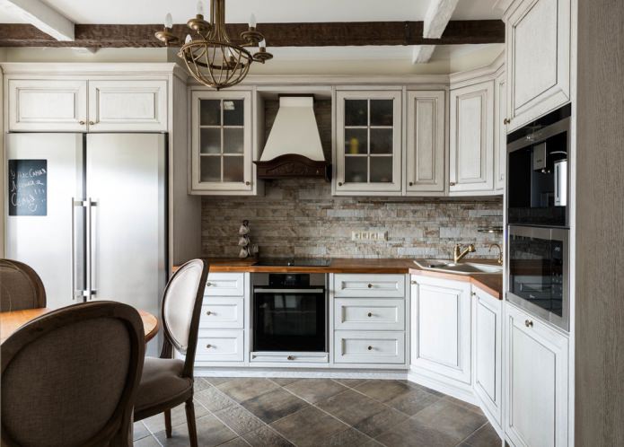cucina bianca classica con piano di lavoro in legno