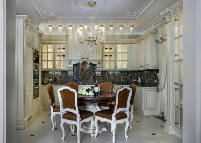 cucina classica con un piano di lavoro scuro