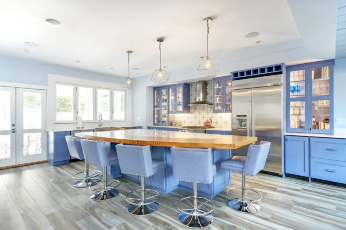 cucina blu con vetro