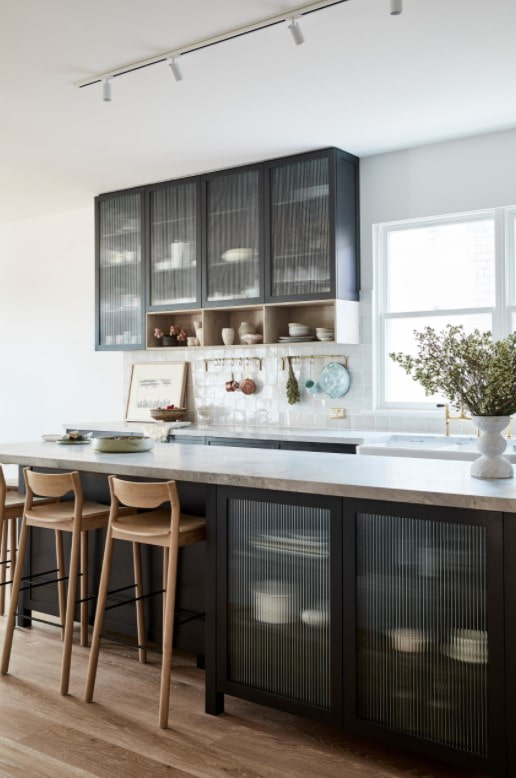 cucina nera con vetro