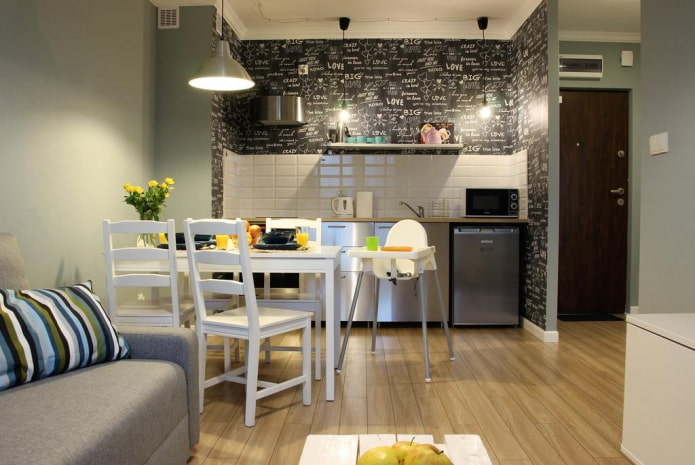 interno di una cucina-studio con finiture decorative