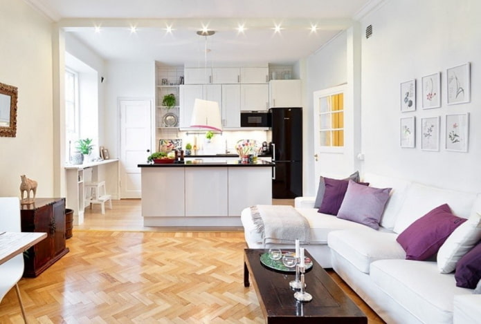 interno di una cucina-studio con suddivisione in zone sotto forma di illuminazione