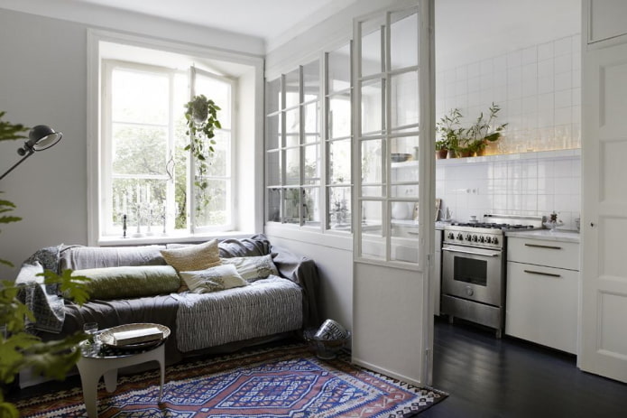 interno di una cucina-studio con tramezzo