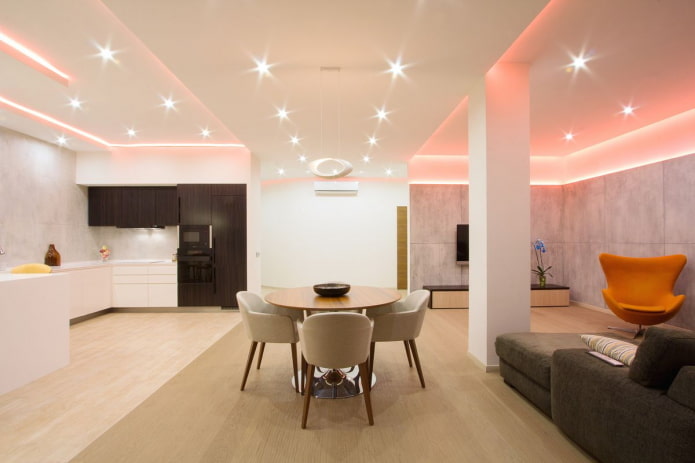 interno di una cucina-studio con suddivisione in zone sotto forma di illuminazione