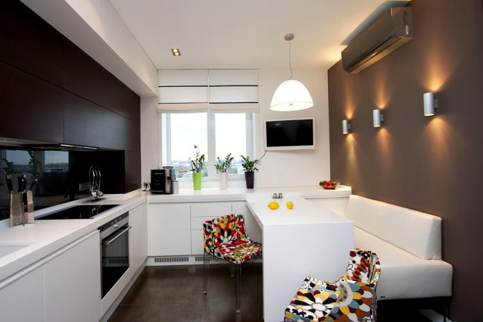 interno con zona cucina vicino alla finestra