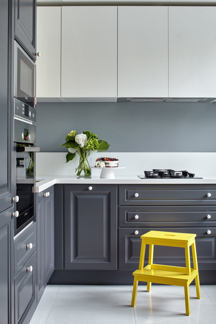 set da cucina grigio e bianco