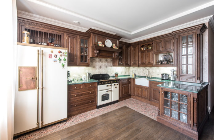 mobili ed elettrodomestici in cucina in stile inglese