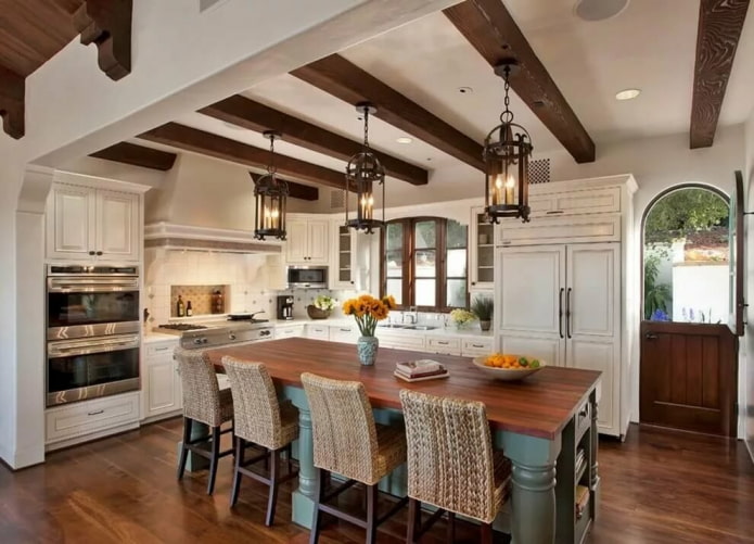 Cucina in stile provenzale con travi in legno