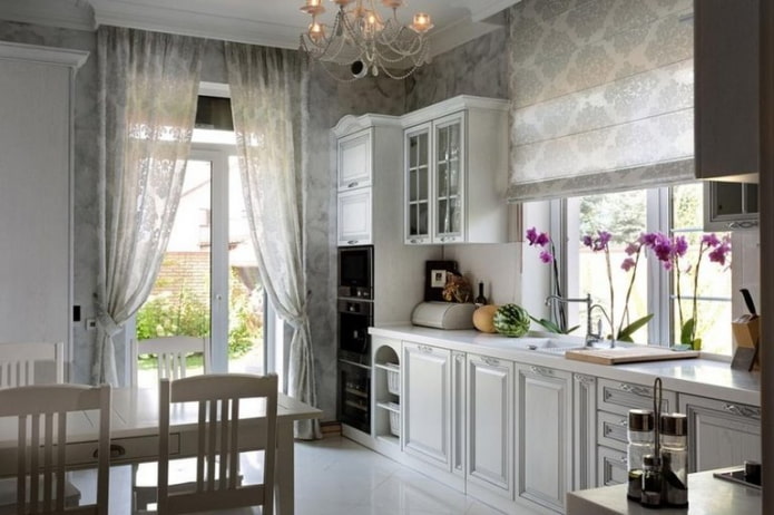 Cucina classica con uscita sulla terrazza
