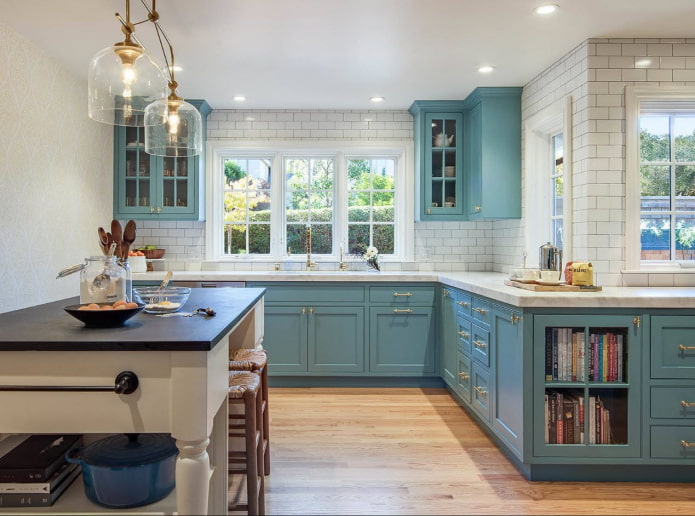 Cucina con grembiule fino al soffitto