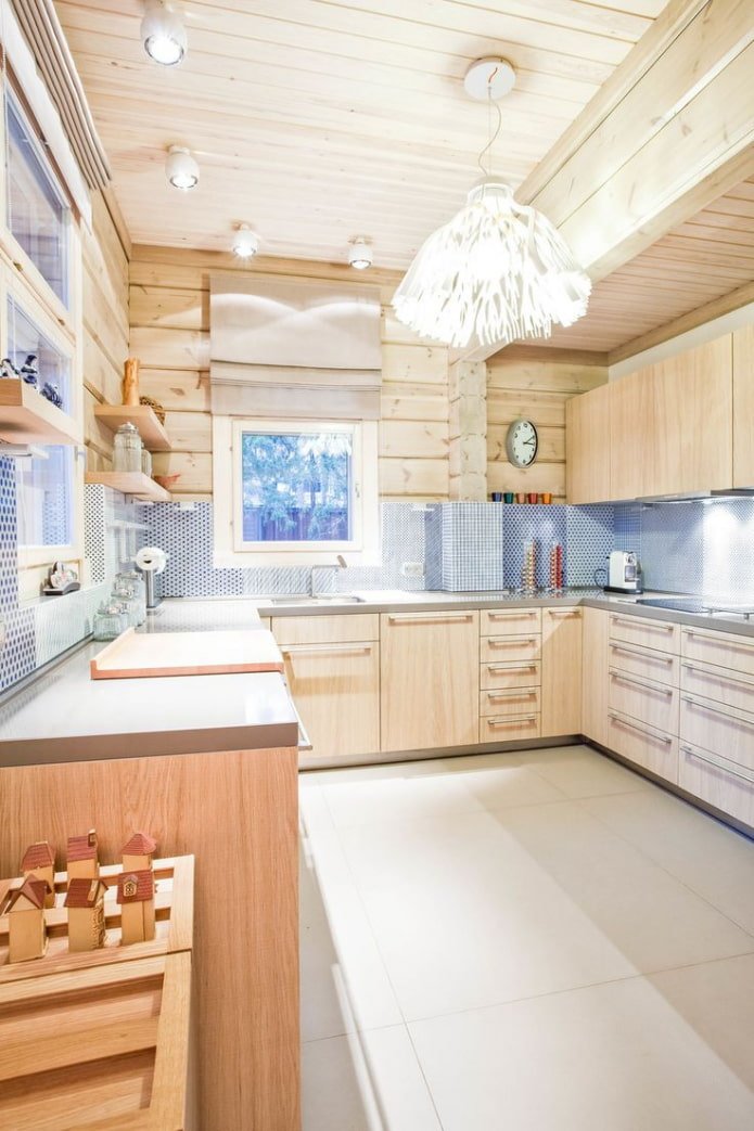 cucina luminosa in una casa di tronchi