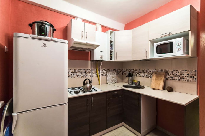 Cucina con grembiule piastrellato