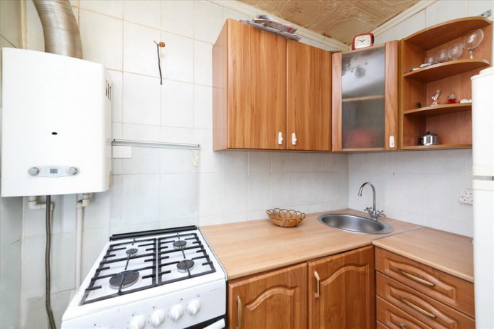 Cucina con piastrelle su tutta la parete