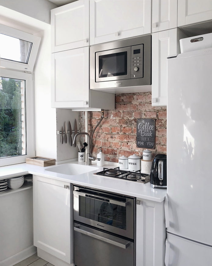 cucina in stile loft in una Krusciovka