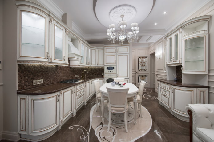 decorazione del soffitto all'interno di una cucina classica