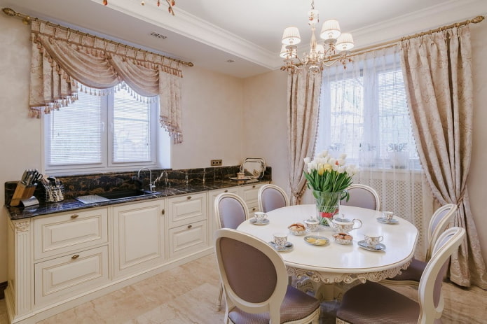 tende all'interno di una cucina classica