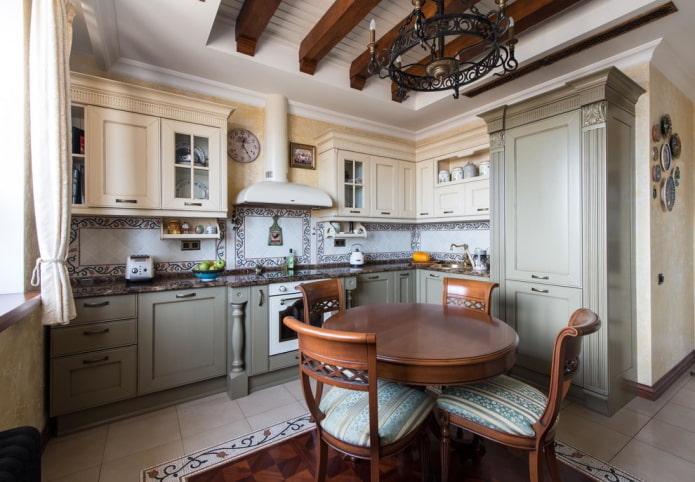mobili all'interno di una cucina classica