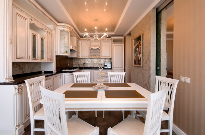 decorazione del soffitto all'interno di una cucina classica