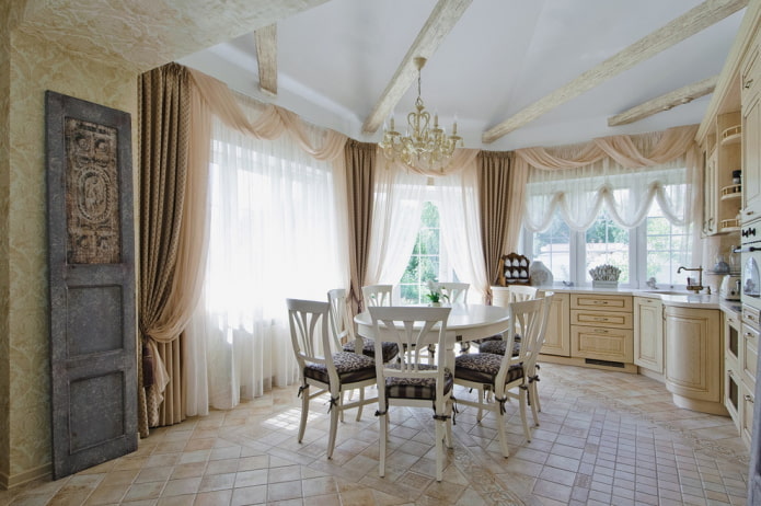 cucina classica all'interno di una casa