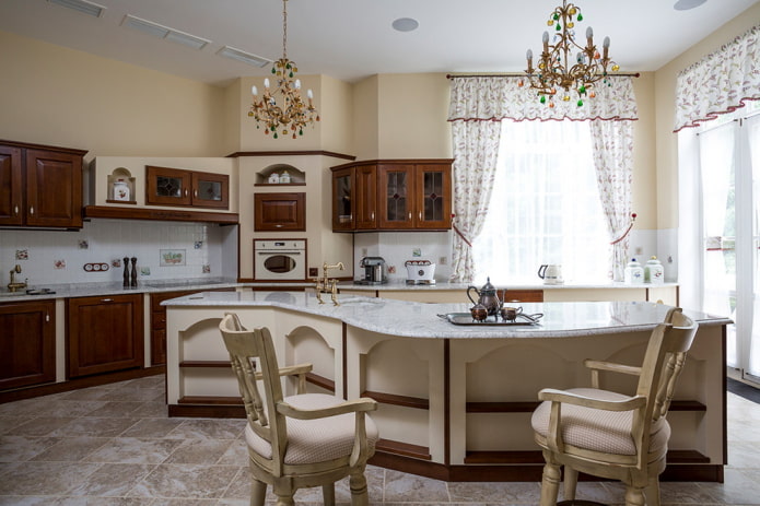 mobili all'interno di una cucina classica