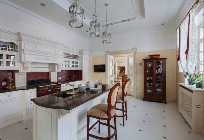 mobili all'interno di una cucina classica