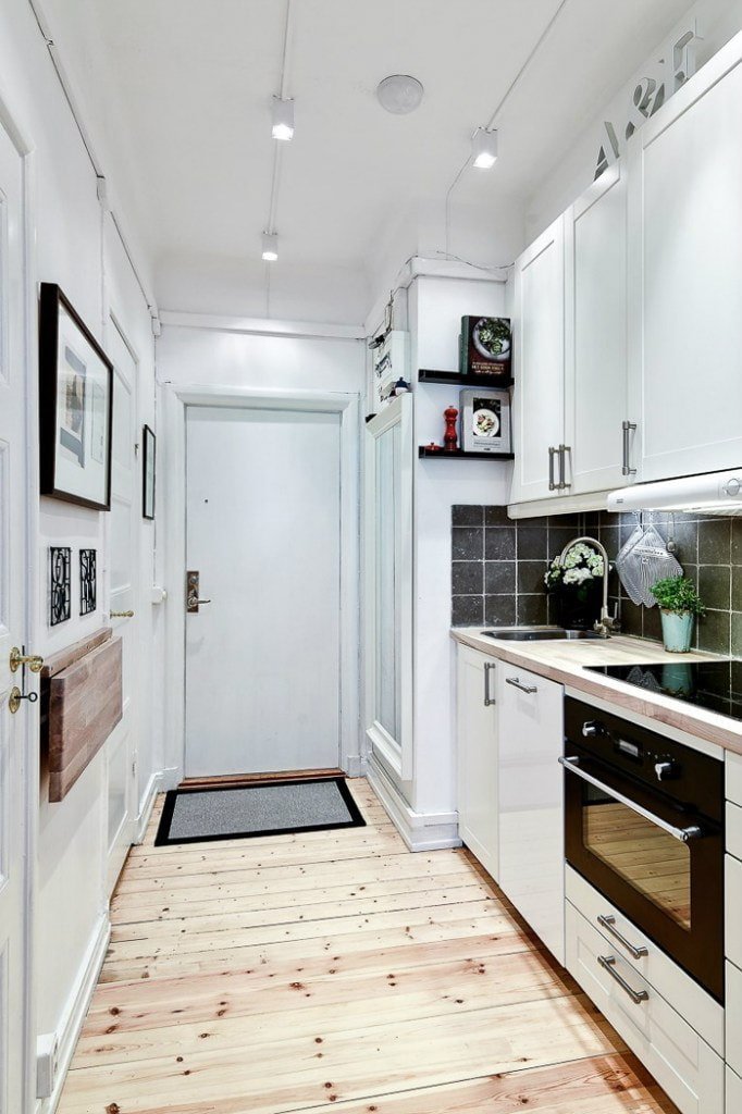 cucina bianca nel corridoio