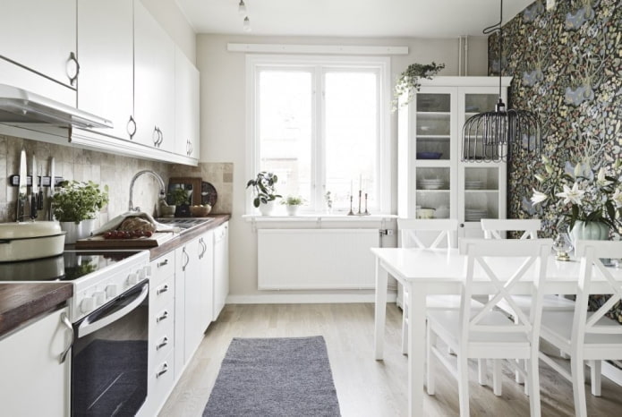 Una cucina attrezzata vicino a una parete