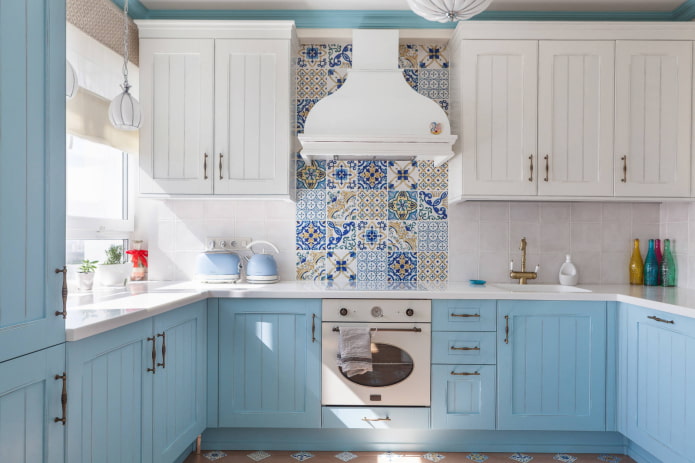 Cucina in bianco e toni del blu