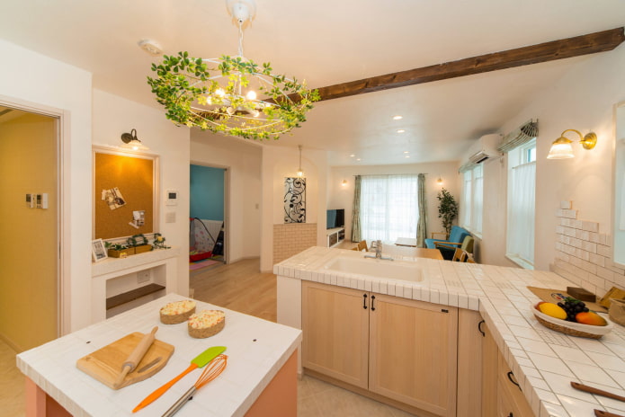 Arredo cucina beige e dettagli luminosi