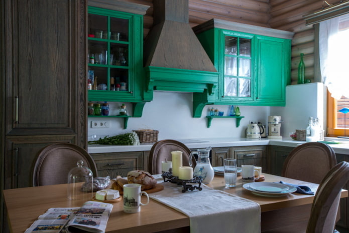 Arredamento e illuminazione in cucina in stile rustico country