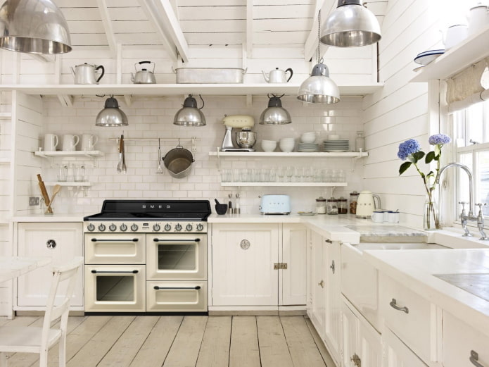 interno della cucina in stile rustico country
