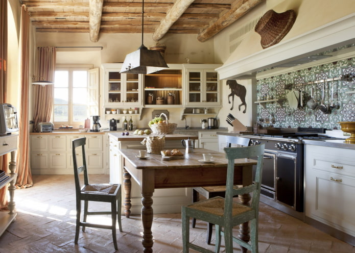mobili all'interno della cucina in stile rustico country