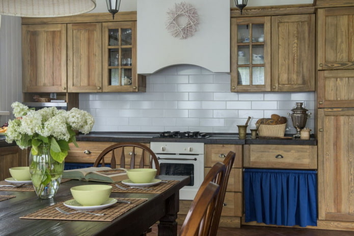 mobili all'interno della cucina in stile rustico country