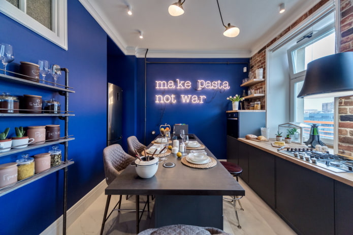 pareti blu con soffitto bianco