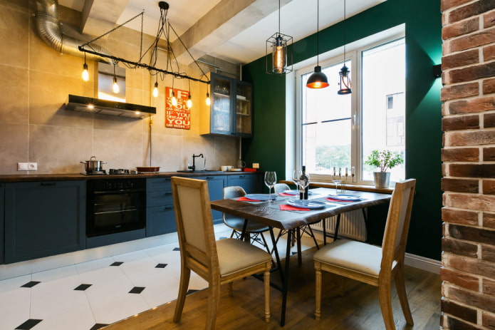 lampadari sopra il tavolo da pranzo e lungo la zona di lavoro