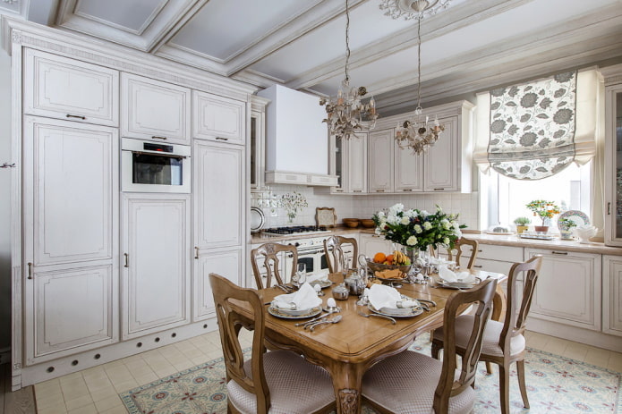 Stile provenzale nell'interno di una cucina bianca