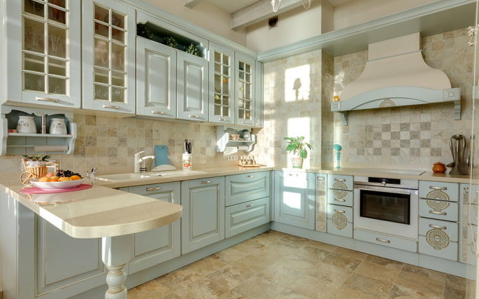 mobili per l'interno della cucina in stile provenzale