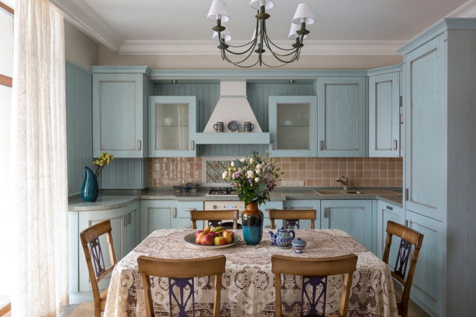 Stile provenzale nell'interno di una cucina blu